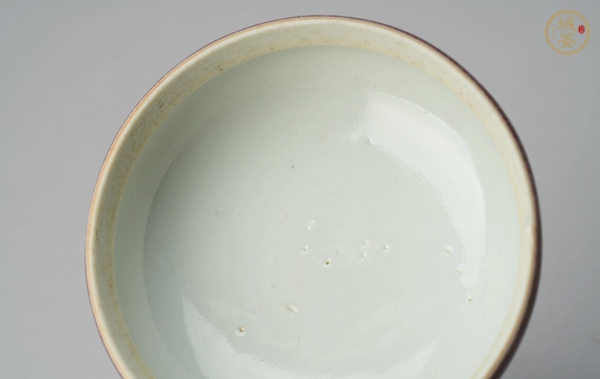 古玩陶瓷霽紅釉印盒真品鑒賞圖