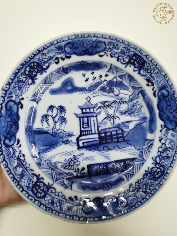 古玩陶瓷樓臺(tái)亭閣山水紋青花盤真品鑒賞圖