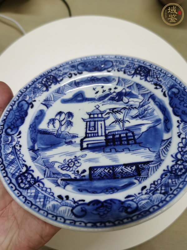 古玩陶瓷樓臺(tái)亭閣山水紋青花盤真品鑒賞圖