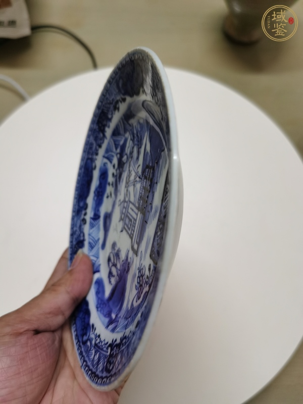 古玩陶瓷樓臺(tái)亭閣山水紋青花盤真品鑒賞圖