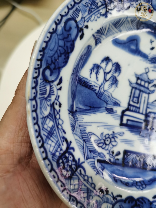 古玩陶瓷樓臺(tái)亭閣山水紋青花盤真品鑒賞圖