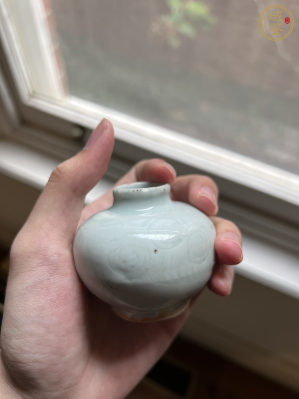古玩陶瓷明早期青釉暗刻小石榴尊真品鑒賞圖