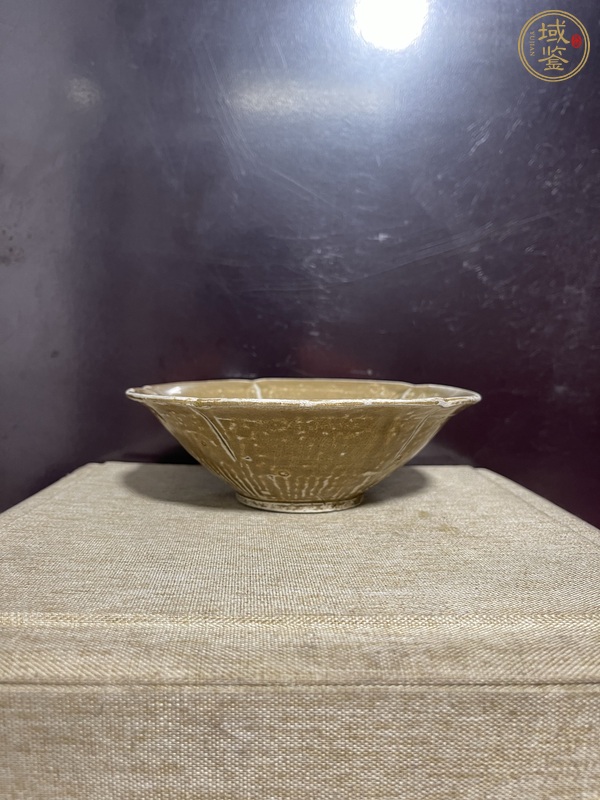 古玩陶瓷越窯五出花瓣碗真品鑒賞圖