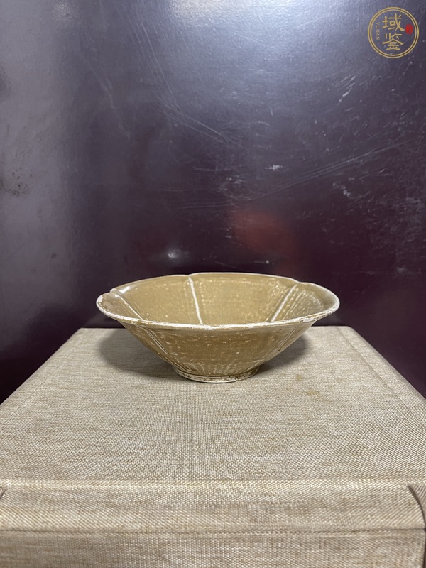 古玩陶瓷越窯五出花瓣碗真品鑒賞圖