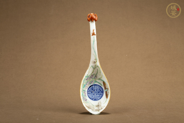 古玩清同治·青花粉彩花蝶團壽紋湯勺真品鑒賞圖
