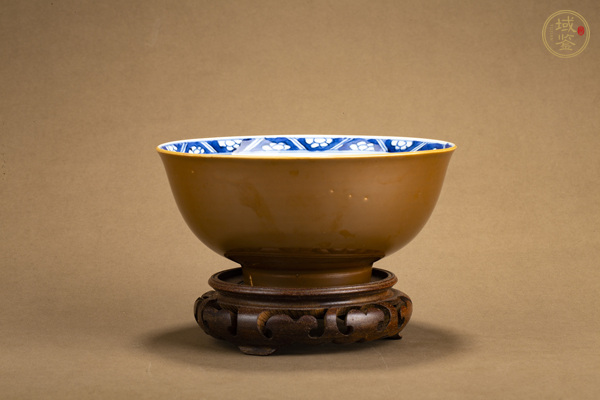 古玩陶瓷清康熙·外紫金釉內(nèi)青花花蝶紋碗真品鑒賞圖