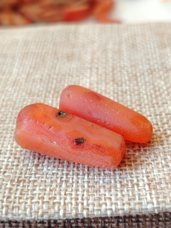 古玩玉器天然紅瑪瑙多棱珠2顆拍賣，當前價格79元