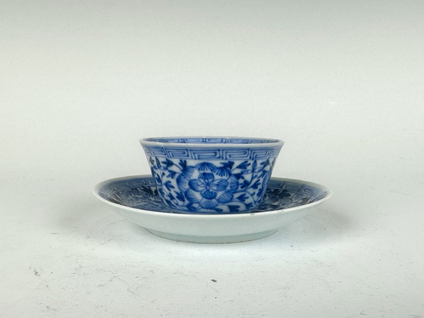 古玩嚴(yán)選清康熙·青花淡描團(tuán)花杯碟拍賣，當(dāng)前價(jià)格6216元