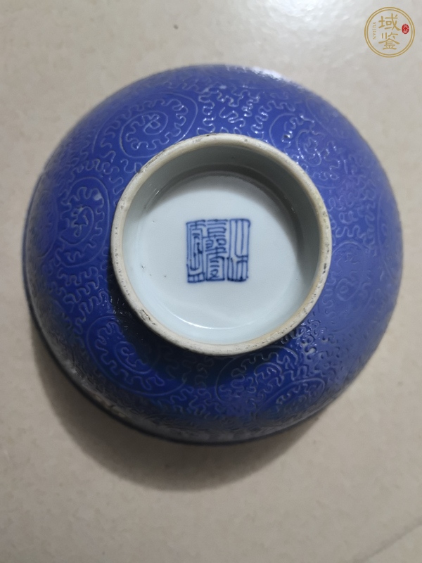 古玩陶瓷藍釉軋道粉彩皮球花碗真品鑒賞圖
