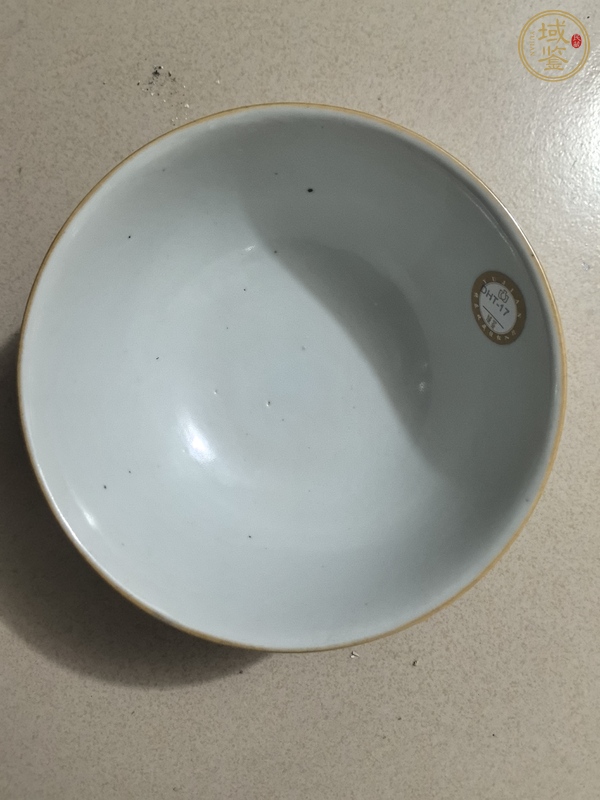古玩陶瓷藍釉軋道粉彩皮球花碗真品鑒賞圖