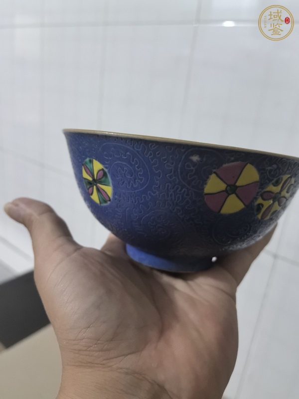 古玩陶瓷藍釉軋道粉彩皮球花碗真品鑒賞圖