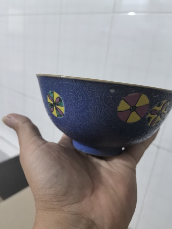 古玩陶瓷藍(lán)釉軋道粉彩皮球花碗拍賣，當(dāng)前價(jià)格3800元