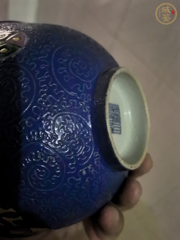 古玩陶瓷藍釉軋道粉彩皮球花碗真品鑒賞圖