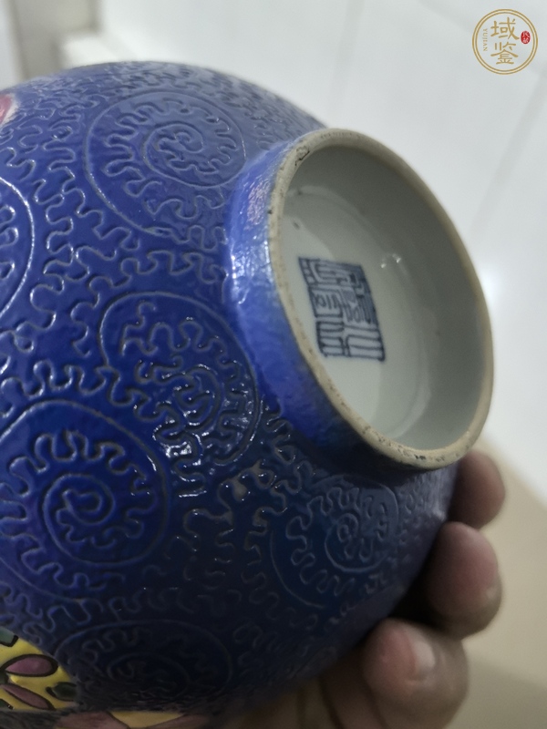 古玩陶瓷藍釉軋道粉彩皮球花碗真品鑒賞圖