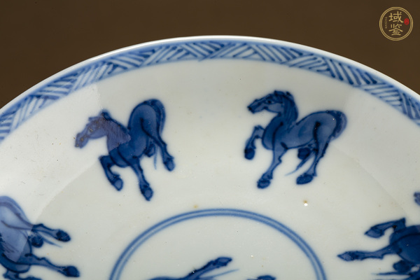 古玩陶瓷清康熙·青花八駿圖小盤真品鑒賞圖