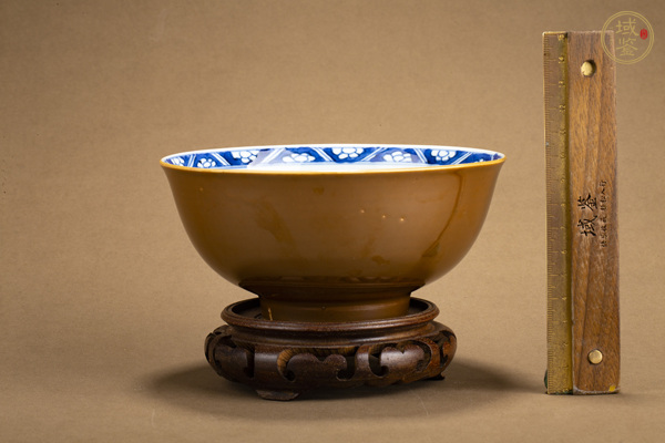 古玩陶瓷清康熙·外紫金釉內(nèi)青花花蝶紋碗真品鑒賞圖