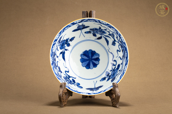 古玩陶瓷清康熙·外紫金釉內(nèi)青花花蝶紋碗真品鑒賞圖