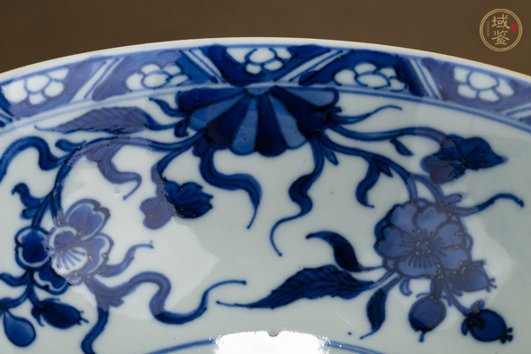 古玩陶瓷清康熙·外紫金釉內(nèi)青花花蝶紋碗真品鑒賞圖