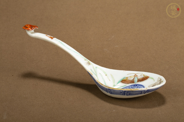 古玩陶瓷清同治·青花粉彩花蝶團壽紋湯勺真品鑒賞圖