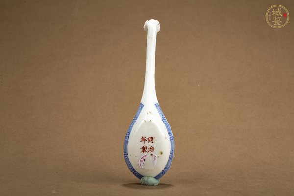 古玩陶瓷清同治·青花粉彩花蝶團(tuán)壽紋湯勺真品鑒賞圖