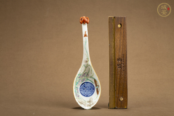 古玩陶瓷清同治·青花粉彩花蝶團壽紋湯勺真品鑒賞圖
