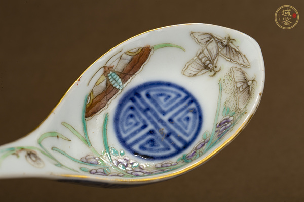 古玩陶瓷清同治·青花粉彩花蝶團壽紋湯勺真品鑒賞圖