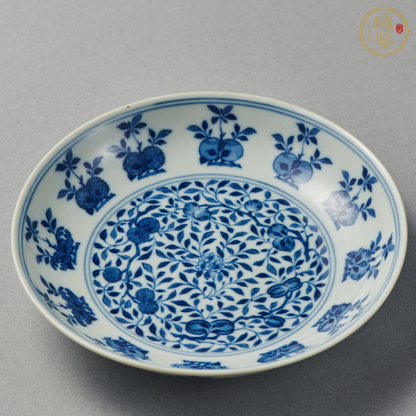 古玩陶瓷青花花卉紋臥盤真品鑒賞圖