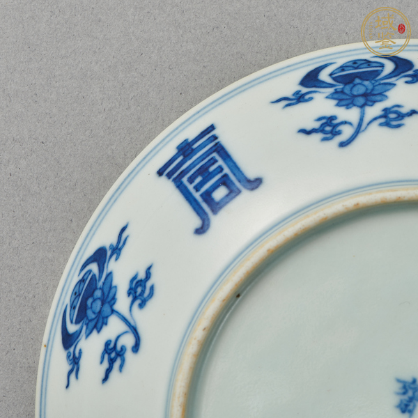 古玩陶瓷青花花卉紋臥盤真品鑒賞圖