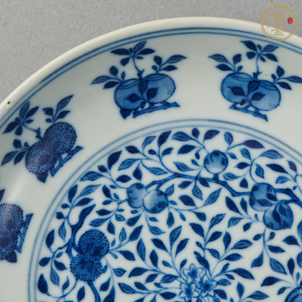 古玩陶瓷青花花卉紋臥盤真品鑒賞圖