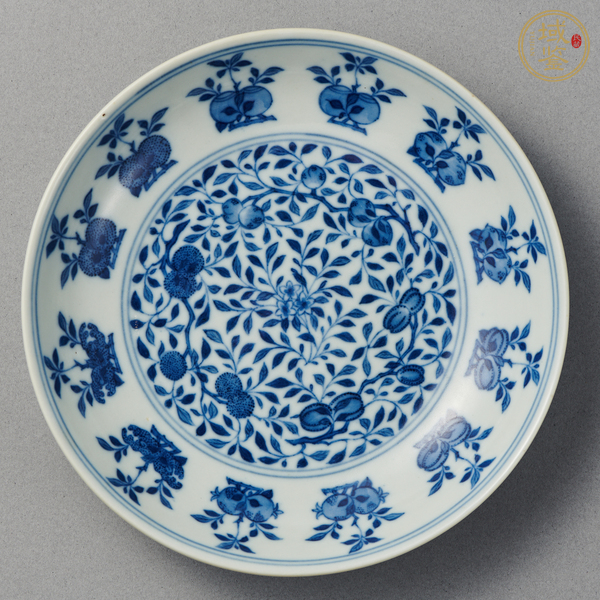 古玩陶瓷青花花卉紋臥盤真品鑒賞圖
