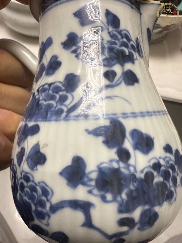 古玩陶瓷花卉紋青花奶壺真品鑒賞圖