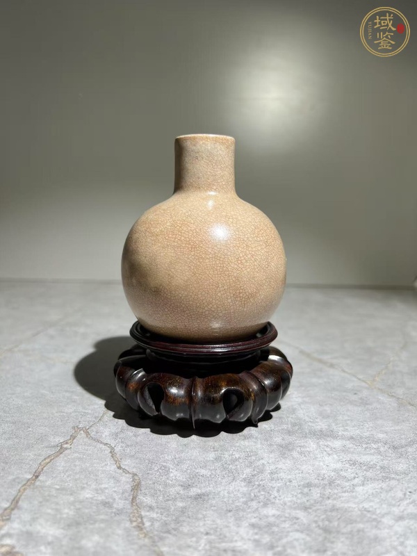古玩陶瓷哥釉礬紅彩花卉紋瓶真品鑒賞圖