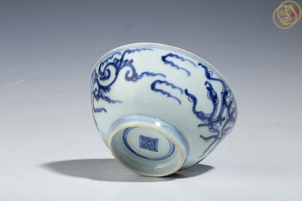 古玩陶瓷青花夔龍紋茶碗真品鑒賞圖