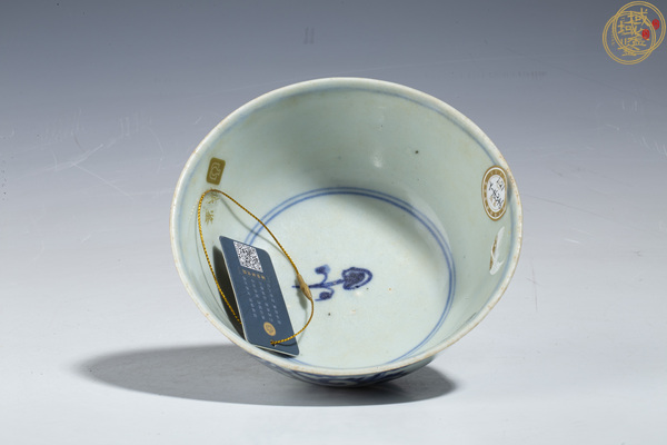 古玩陶瓷青花夔龍紋茶碗真品鑒賞圖