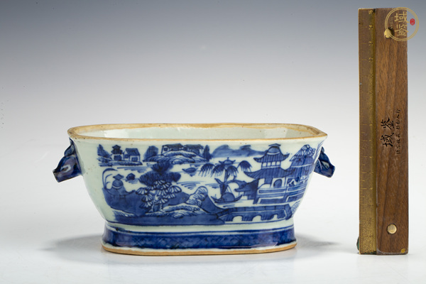 古玩陶瓷清乾隆·青花山水樓閣紋牲耳恭盒真品鑒賞圖