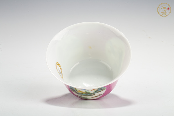 古玩陶瓷民國·胭脂紅軋道粉彩山水人物紋茶碗真品鑒賞圖