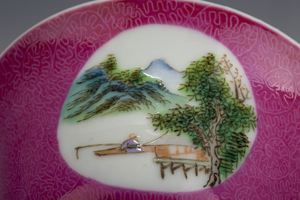 古玩陶瓷民國·胭脂紅軋道粉彩山水人物紋茶碗拍賣，當(dāng)前價(jià)格940元