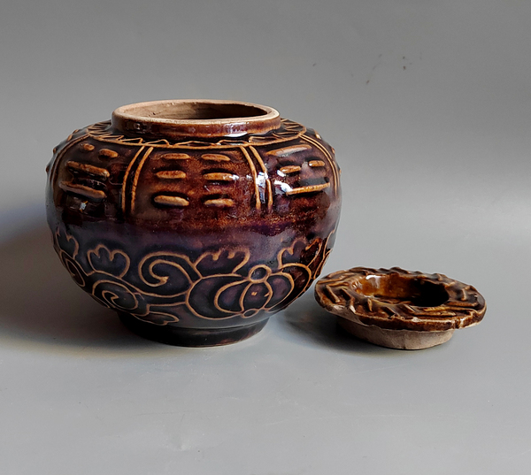 古玩陶瓷晚清民國印花八卦紋褐釉茶葉罐拍賣，當(dāng)前價(jià)格0元