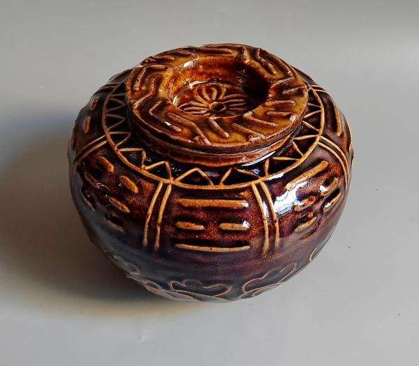古玩陶瓷晚清民國印花八卦紋褐釉茶葉罐拍賣，當(dāng)前價(jià)格0元