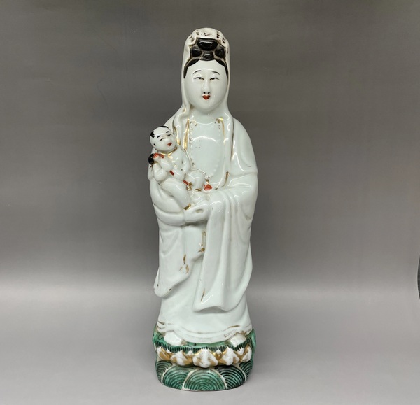 古玩轉(zhuǎn)賣白釉粉彩送子大觀音拍賣,當(dāng)前價(jià)格9600元