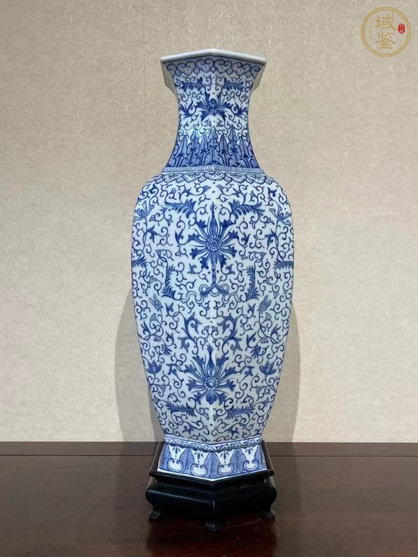 古玩陶瓷民國 藍(lán)料彩纏枝花卉紋開窗人物紋六方瓶真品鑒賞圖