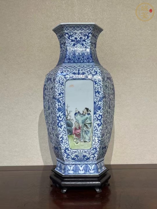 古玩陶瓷民國 藍(lán)料彩纏枝花卉紋開窗人物紋六方瓶真品鑒賞圖