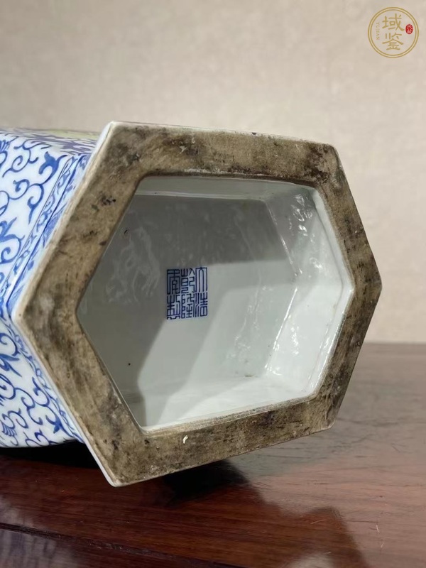 古玩陶瓷民國 藍(lán)料彩纏枝花卉紋開窗人物紋六方瓶真品鑒賞圖