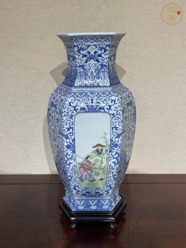 古玩陶瓷民國 藍(lán)料彩纏枝花卉紋開窗人物紋六方瓶真品鑒賞圖