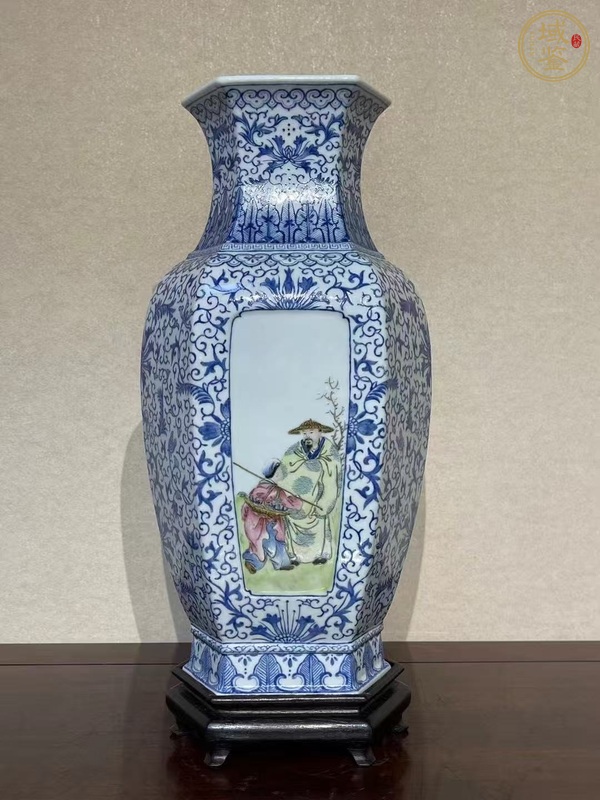 古玩陶瓷民國 藍(lán)料彩纏枝花卉紋開窗人物紋六方瓶真品鑒賞圖