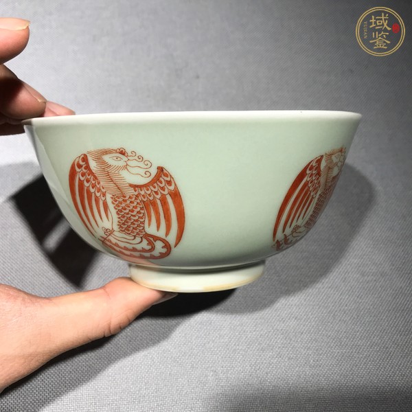古玩陶瓷豆青地礬紅團(tuán)鳳紋碗真品鑒賞圖