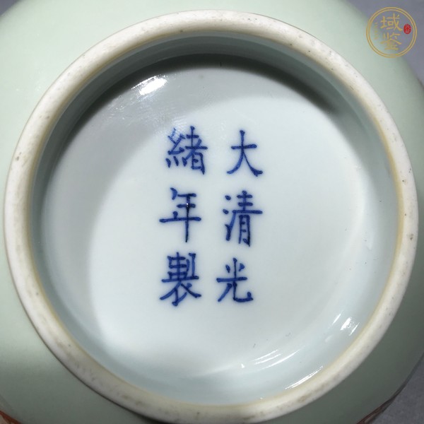 古玩陶瓷豆青地礬紅團(tuán)鳳紋碗真品鑒賞圖