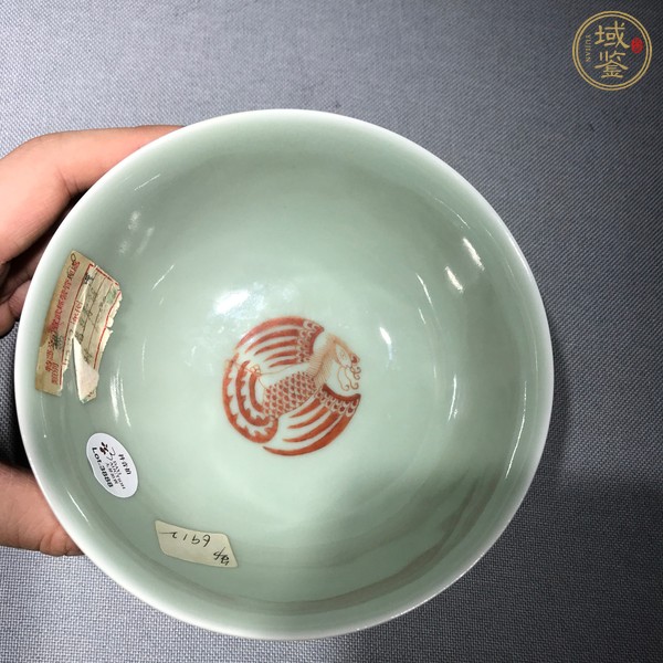 古玩陶瓷豆青地礬紅團(tuán)鳳紋碗真品鑒賞圖