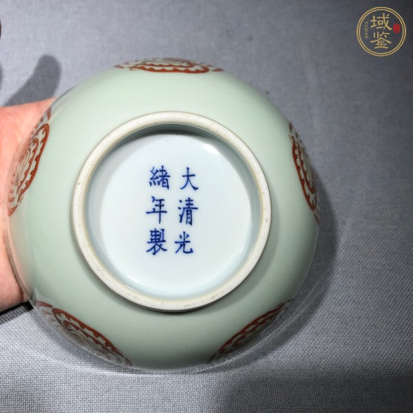 古玩陶瓷豆青地礬紅團(tuán)鳳紋碗真品鑒賞圖