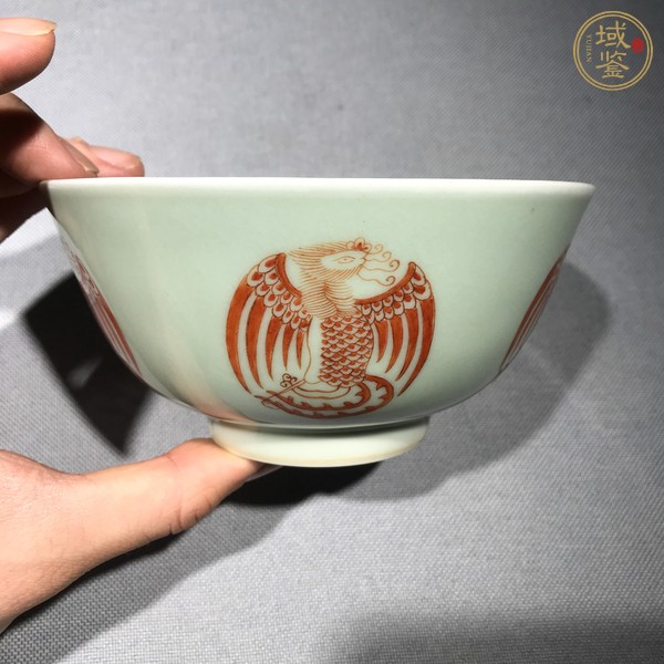 古玩陶瓷豆青地礬紅團(tuán)鳳紋碗真品鑒賞圖
